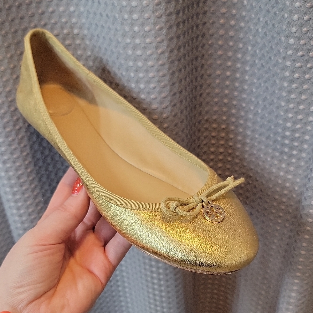 Tory Birch Gold Ballet Ballerina Flats With Bow and Charm Size 8.5